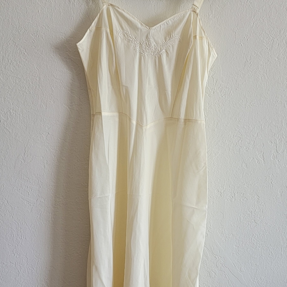 Vintage Barbizon Ivory Taffreda Slip
